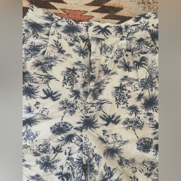Abercrombie & Fitch Floral Print Shorts. Size M. - Picture 8 of 8